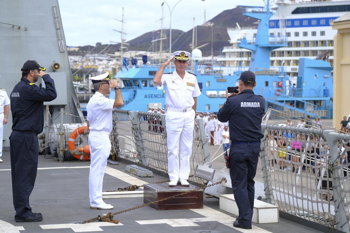 El almirante José Lago Ochoa durante el recibimiento, este domingo, del BAM 'Relámpago' tras su misión en el Golfo de Guinea