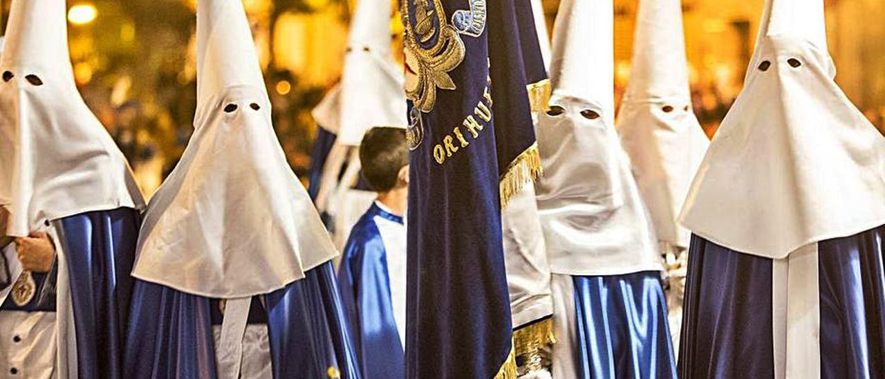 Cofrades de El Lavatorio de Orihuela en una procesión. | TONY SEVILLA