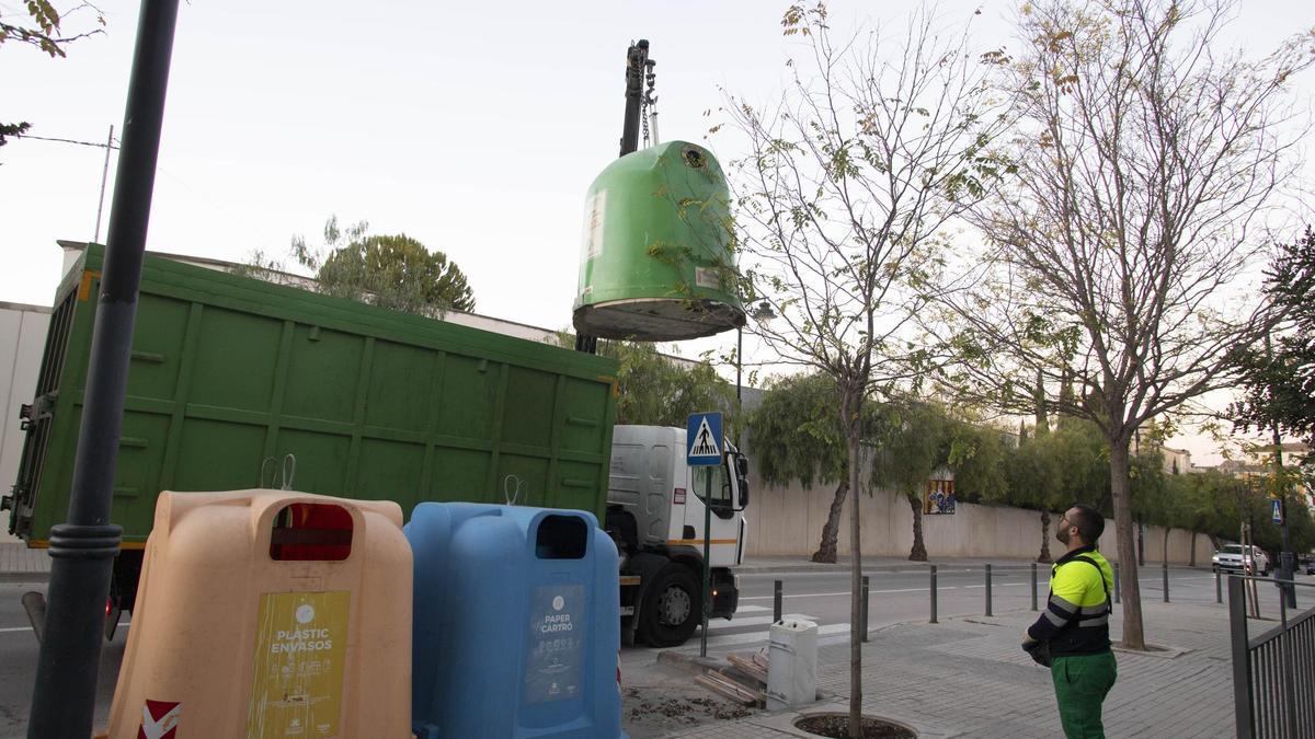 Recogida de un contenedor de vidrio en Ontinyent.