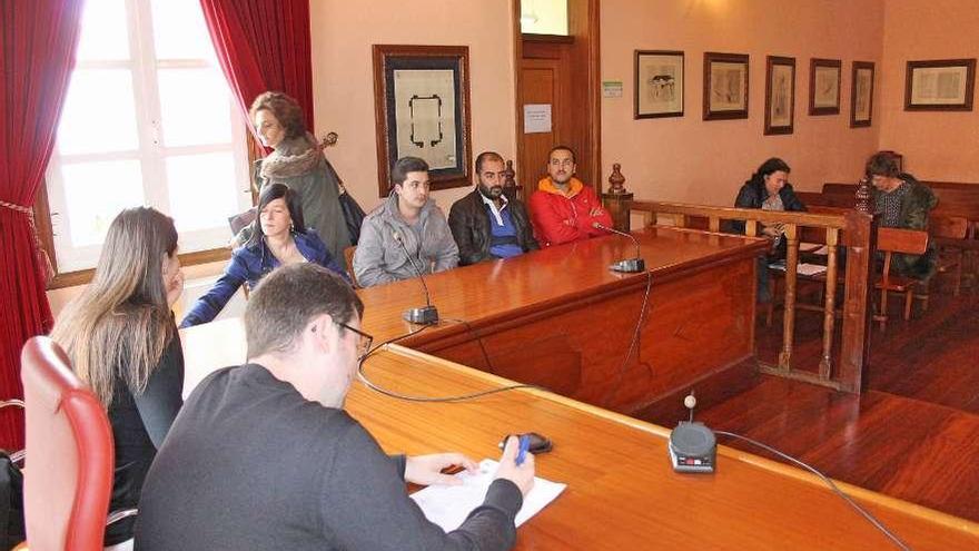 Un momento de la reunión del concejal de Cultura con representantes de los hosteleros.  // Santos Álvarez