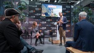 La consejera regional de Turismo, Jéssica de León, ayer en una exposición del director gerente de Turismo de Islas Canarias, José Juan Lorenzo, en Fitur.