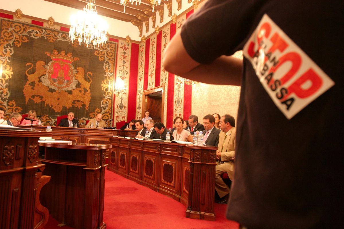 Un tenso pleno municipal, protagonizado por el Plan Rabasa, que acabó en el desalojo de los presentes en el Salón Azul