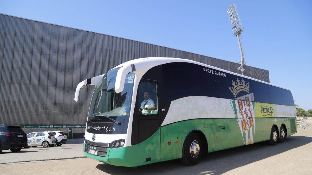 El autobús del Córdoba CF, en El Arcángel.