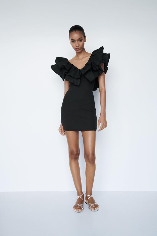 Vestido negro corto con maxi volante de Zara