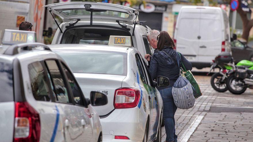 Una mujer sube en un taxi en Santa Cruz de Tenerife.