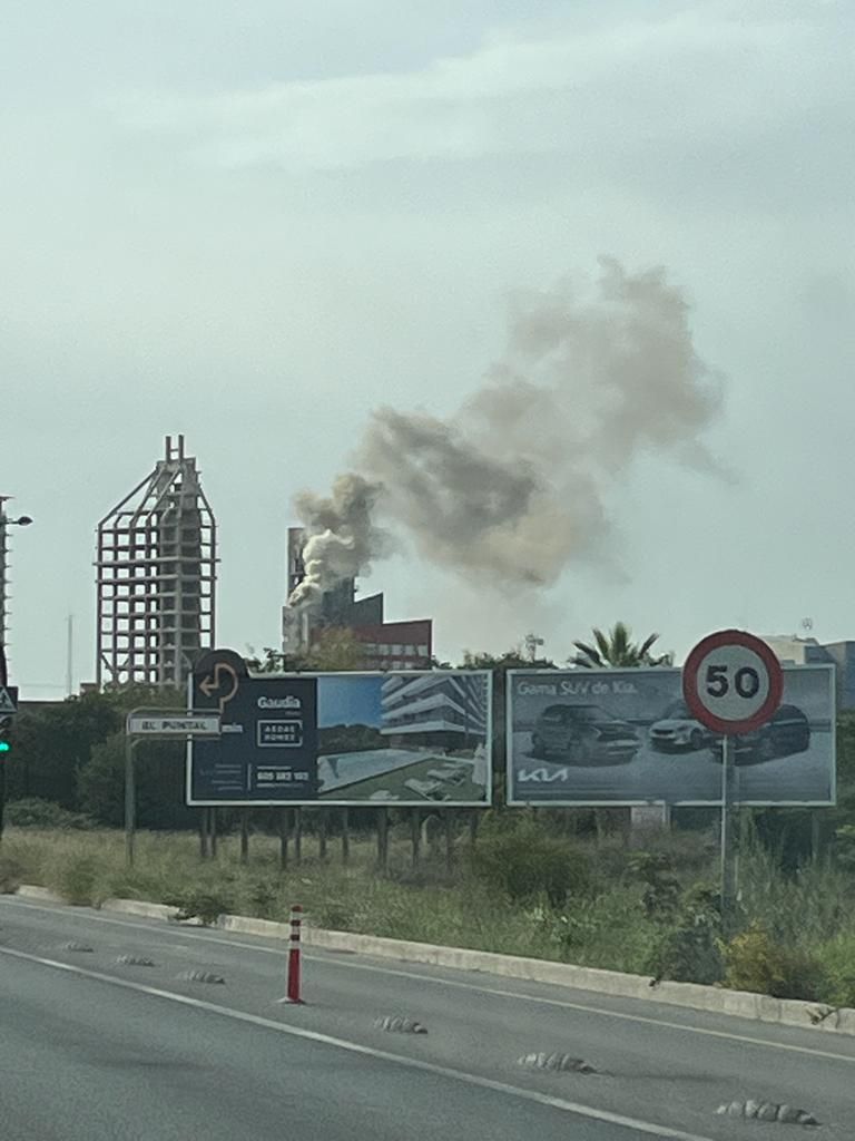 El fuego ha originado una gran columna de humo