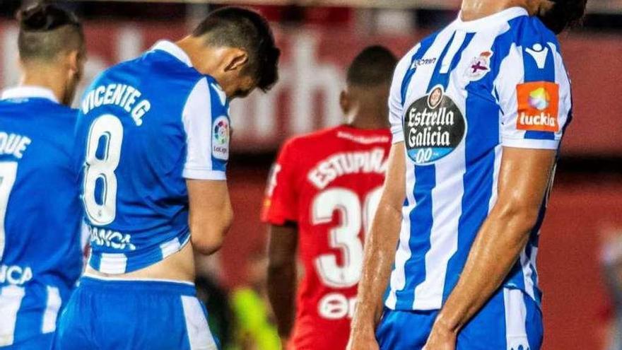 Los jugadores del Deportivo se lamentan tras la derrota en Mallorca el pasado domingo.