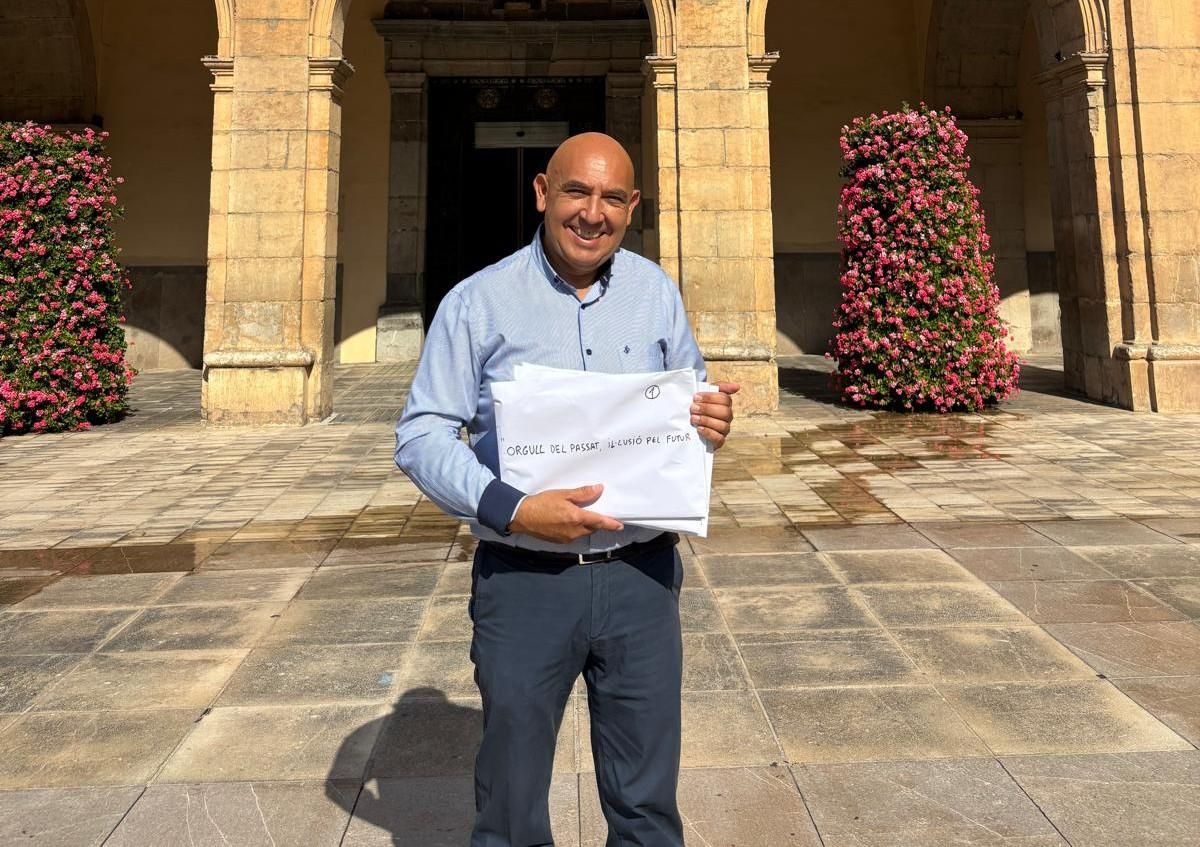 Raúl Collazos, ayer, antes de presentar los avales en el Ayuntamiento.