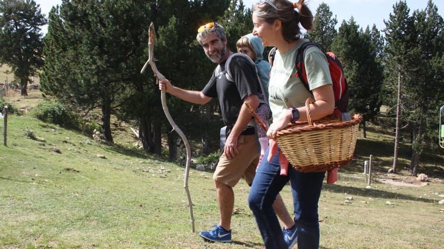 Una família ahir al migdia als Rasos de Peguera amb la cistella