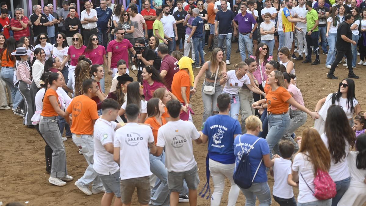 Foto del desfile de peñas de este martes en Almassora.