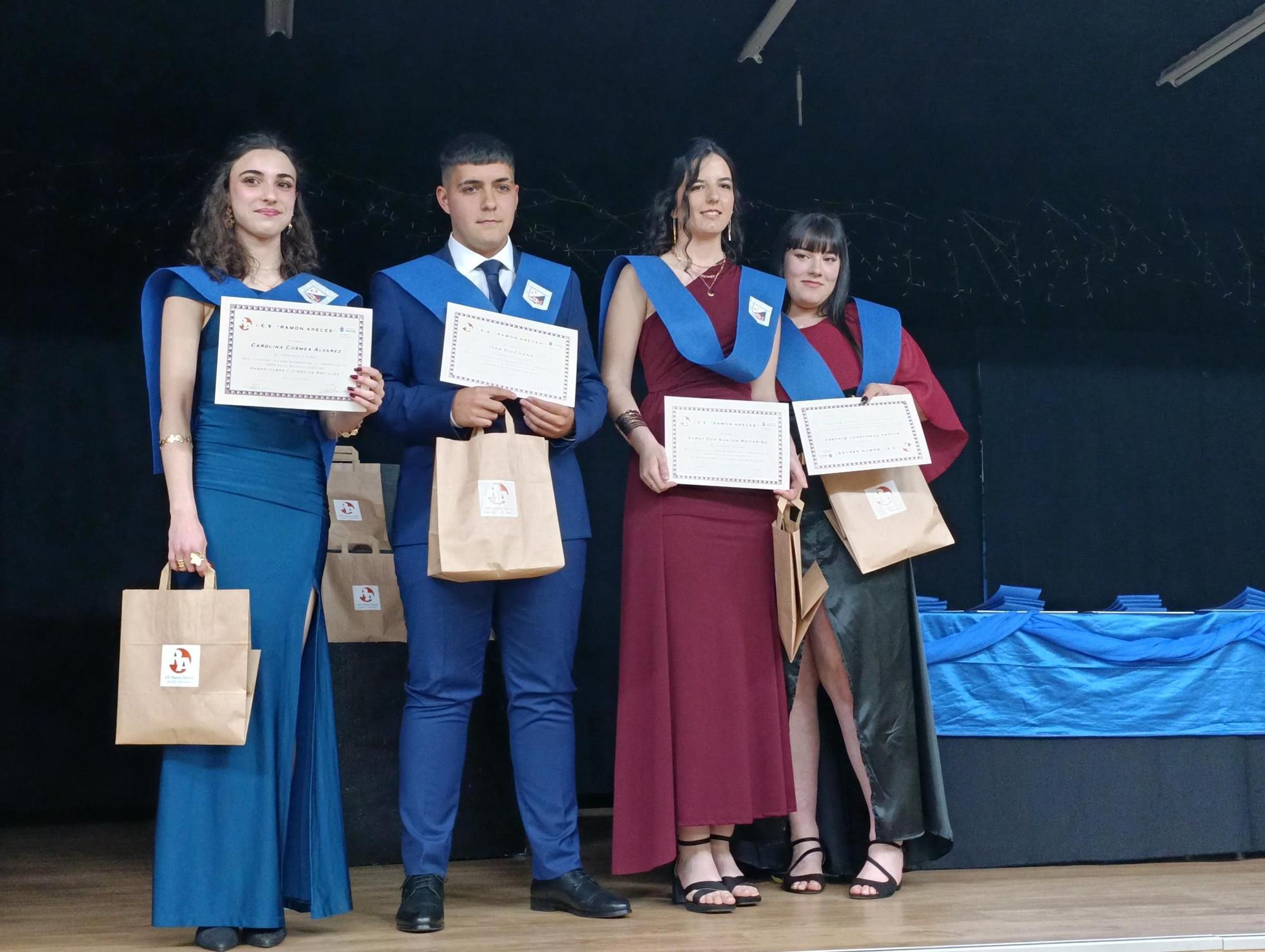 Diplomas y música en la Graduación del Ramón Areces de Grado