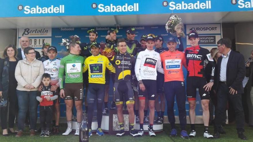 Nairo Quintana y resto de premiados en la Volta, entre los que se encuentra David Belda, como primer valenciano