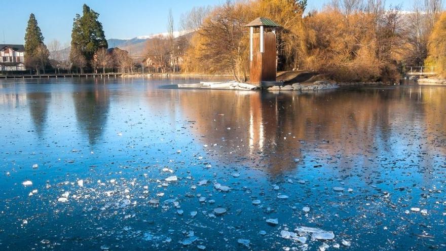 El llac de Puigcerdà, congelat per les baixes temperatures