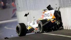 El accidente a proposito de Nelsinho Piquet en el GP de Singapur 2008