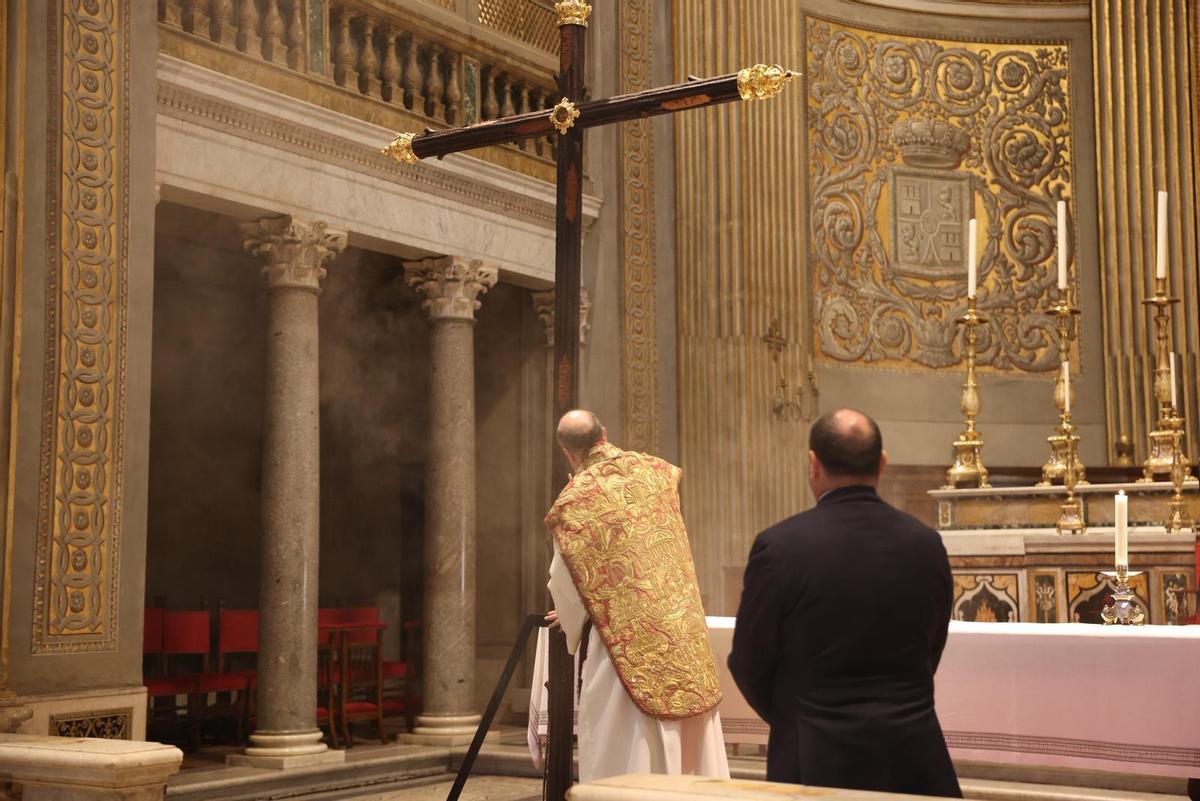 Bendición de la Cruz del Mundo en la Basílica de San Pedro.