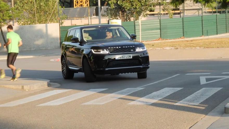 Asombroso contraste de velocidad entre Suárez y Piqué en la llegada al entrenamiento