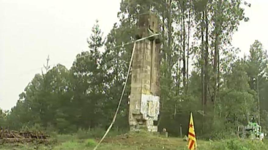 Accidentado derribo de la cruz franquista de la localidad vizcaína de Larrabetzu