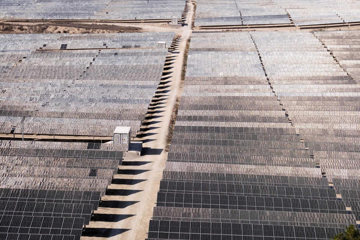Planta fotovoltaica en el norte de la provincia de Alicante.