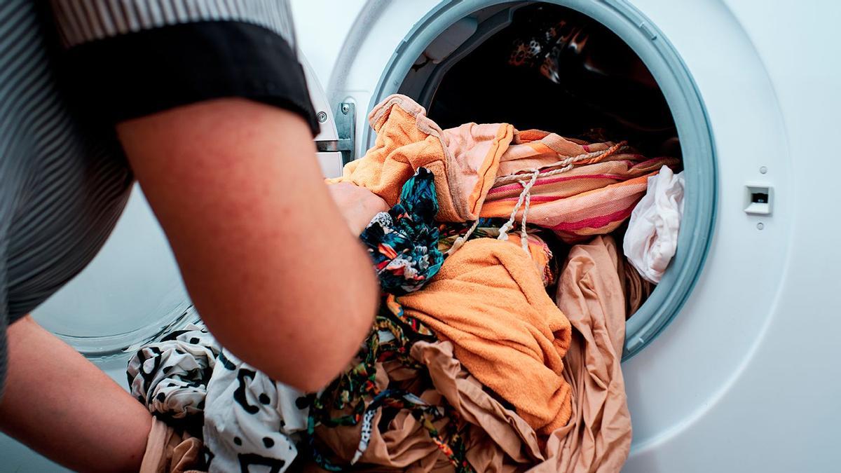 Adiós a secar la ropa fuera: la percha que deja la ropa perfecta y sin humedades