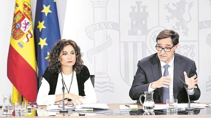 La ministra de Hacienda, María Jesús Montero, y el ministro de Sanidad, Salvador Illa.