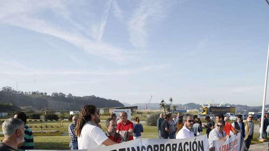 Los despedidos de Montrasa, ayer, en la concentración.