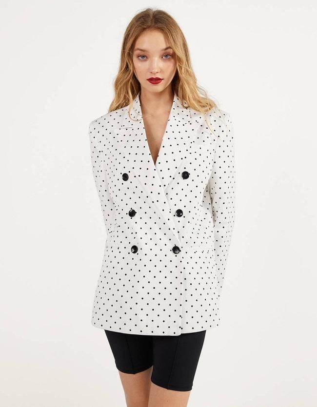Blazer cruzada y escote en pico