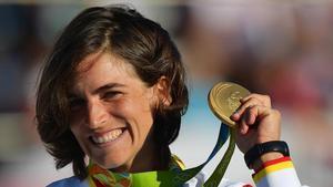 Maialen Chourraut exhibe orgullosa su medalla de oro en el podio.