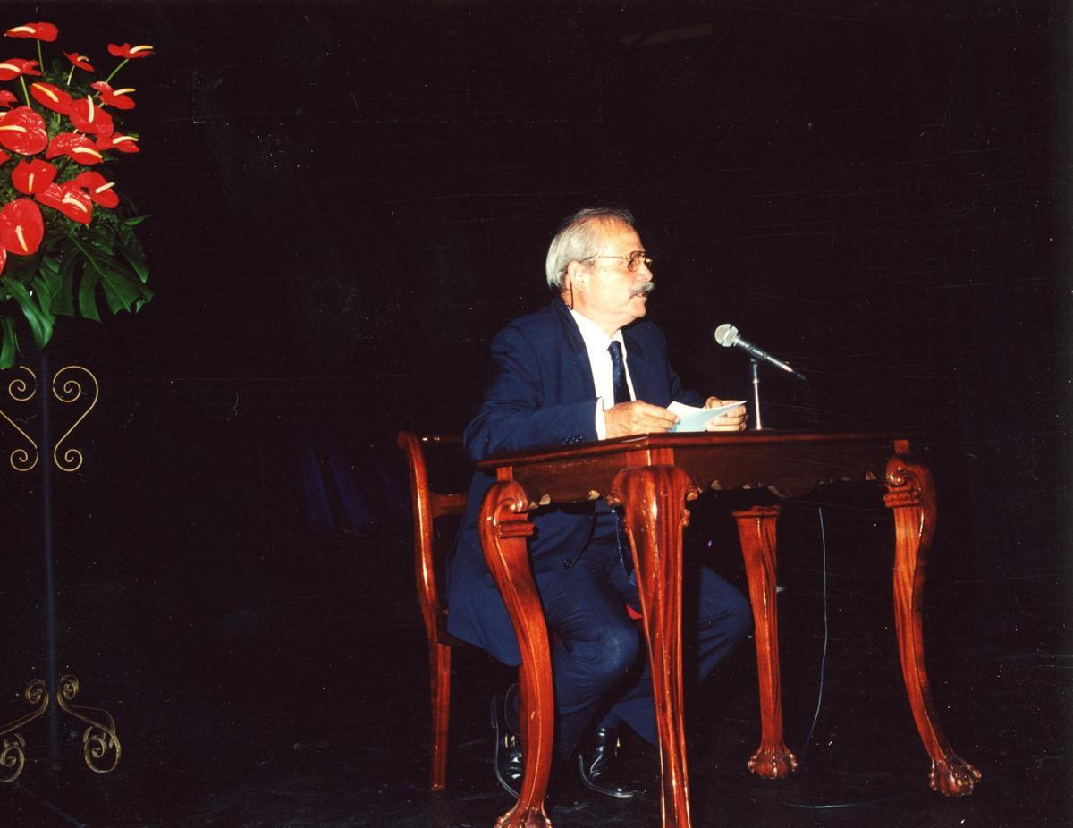 Eugenio Suárez Galbán durante la lectura del Pregón de las fiestas de La Virgen 2001 en el teatro Hespérides (1)