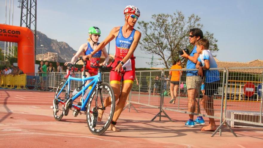 Susana Rodríguez y Mabel Gallardo durante el tramo de bici durante una competición.