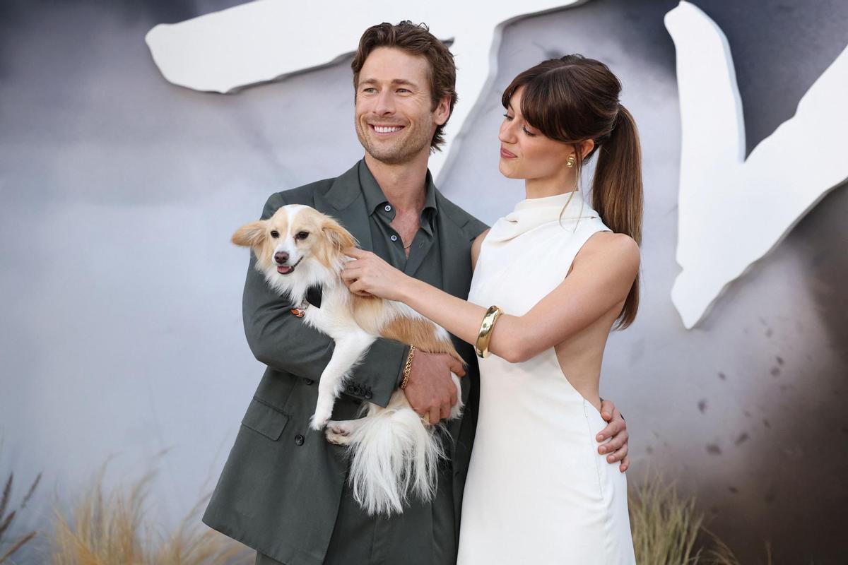 Glen Powell, 'Brisket' y Daisy Edgar-Jones en la première de 'Twisters' en Los Angeles, California.