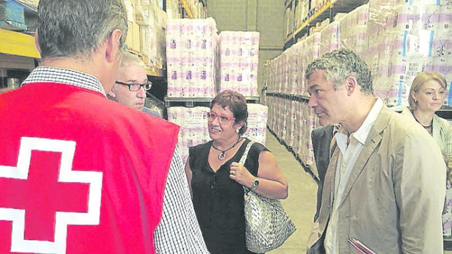 La consellera Bassa en la seva visita, ahir, a Creu Roja