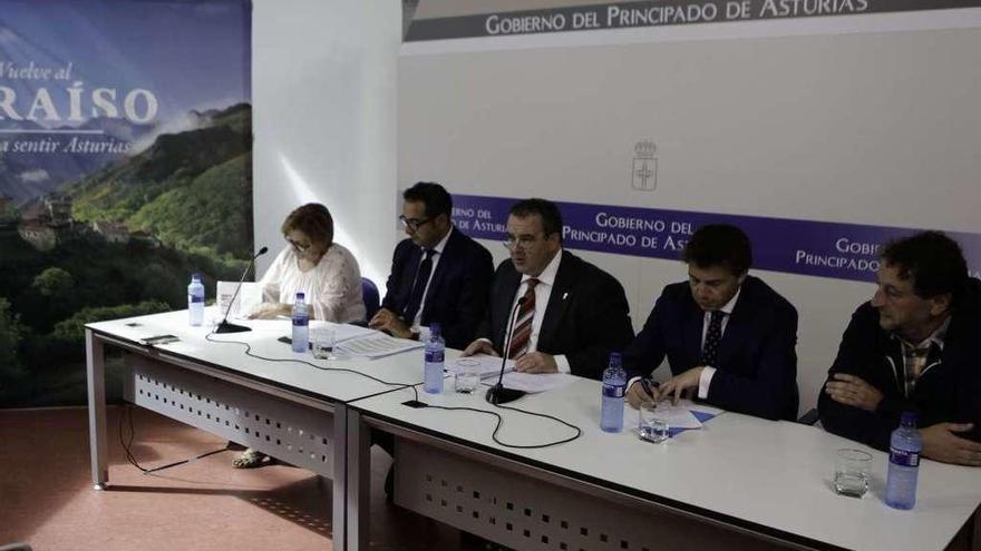 Por la izquierda, Marta González, Julio González Zapico, Isaac Pola, José Luis Álvarez Almeida y Alfredo García.