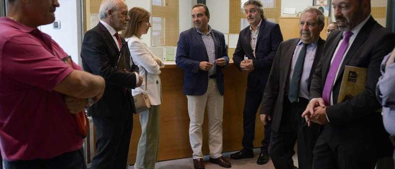 Los constructores se reunieron ayer para celebrar su asamblea general ordinaria, presidida por Santiago Ferreiro (1ºd). // Brais Lorenzo