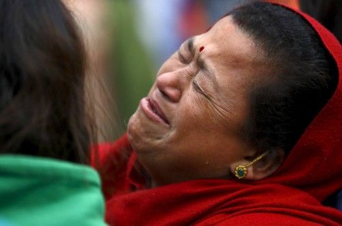 Una mujer llora a la muerte de un ser querido el día después del terremoto