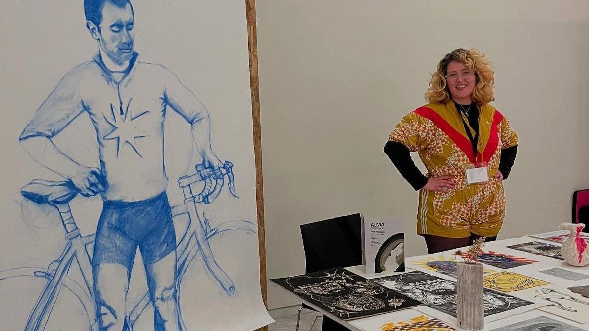 Una de las artista con sus obras en la edición de la feria del año pasado