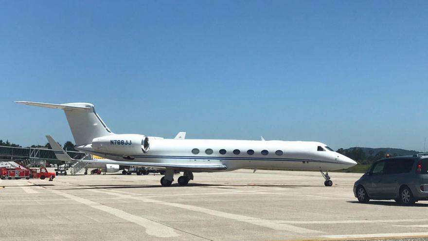 El avión de Julio Iglesias en Peinador // FARO