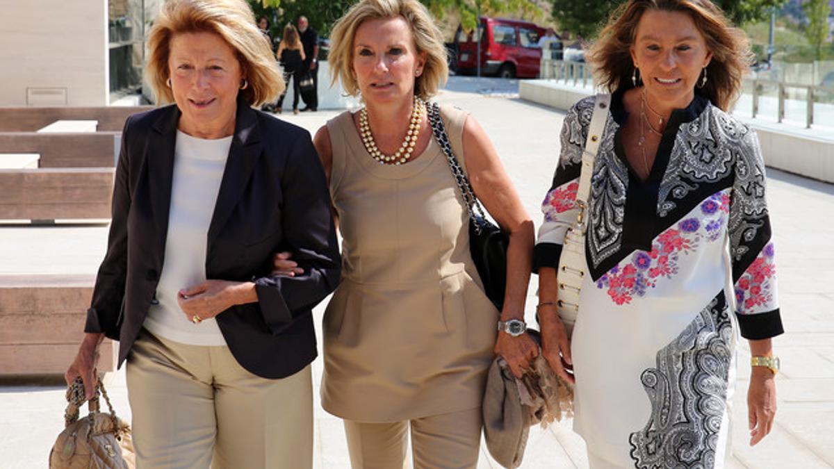 María Teresa Samaranch, centro, con dos amigas en el tanatorio de Sant Gervasi.