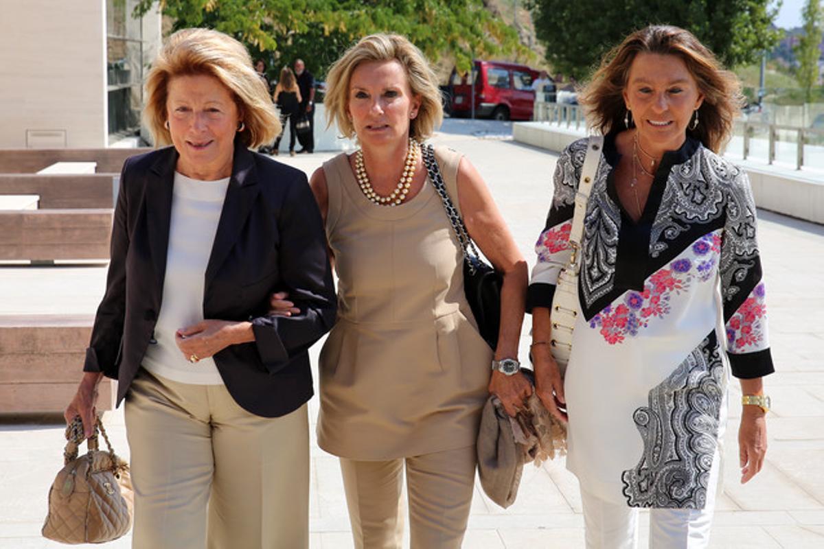 María Teresa Samaranch, centre, amb dues amigues al tanatori de Sant Gervasi.