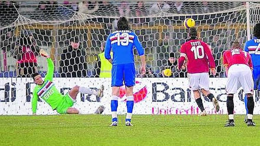 «Mo je faccio er cucchiaio». Francesco Totti, un maestro de la cuchara, lanza un penalti a lo Panenka contra la Sampdoria. Incluso el capitán de la Roma, que los mete hasta de tacón, falló uno contra el Lecce.