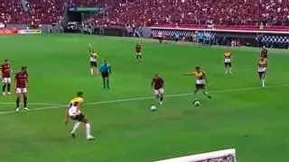 Este penalti contra Flamengo fue una de las jugadas más extrañas de la historia del fútbol