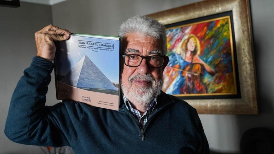 Imagen de José Sánchez, expresidente y miembro de la Asociación por la Recuperación de la Memoria Histórica, con un tomo del libro sobre San Rafael.