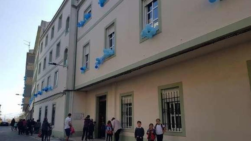 El colegio Cía. de María llenó su fachada de globos azules. //G.N.