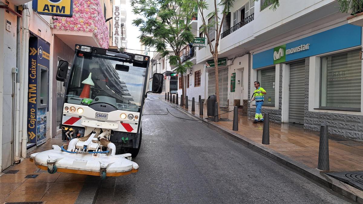 Galería de imágenes de la suciedad en el la playa de s'Arenal de Sant Antoni a primera hora de la mañana Galería de imágenes de la suciedad en el la playa de s'Arenal de Sant Antoni a primera hora de la mañana