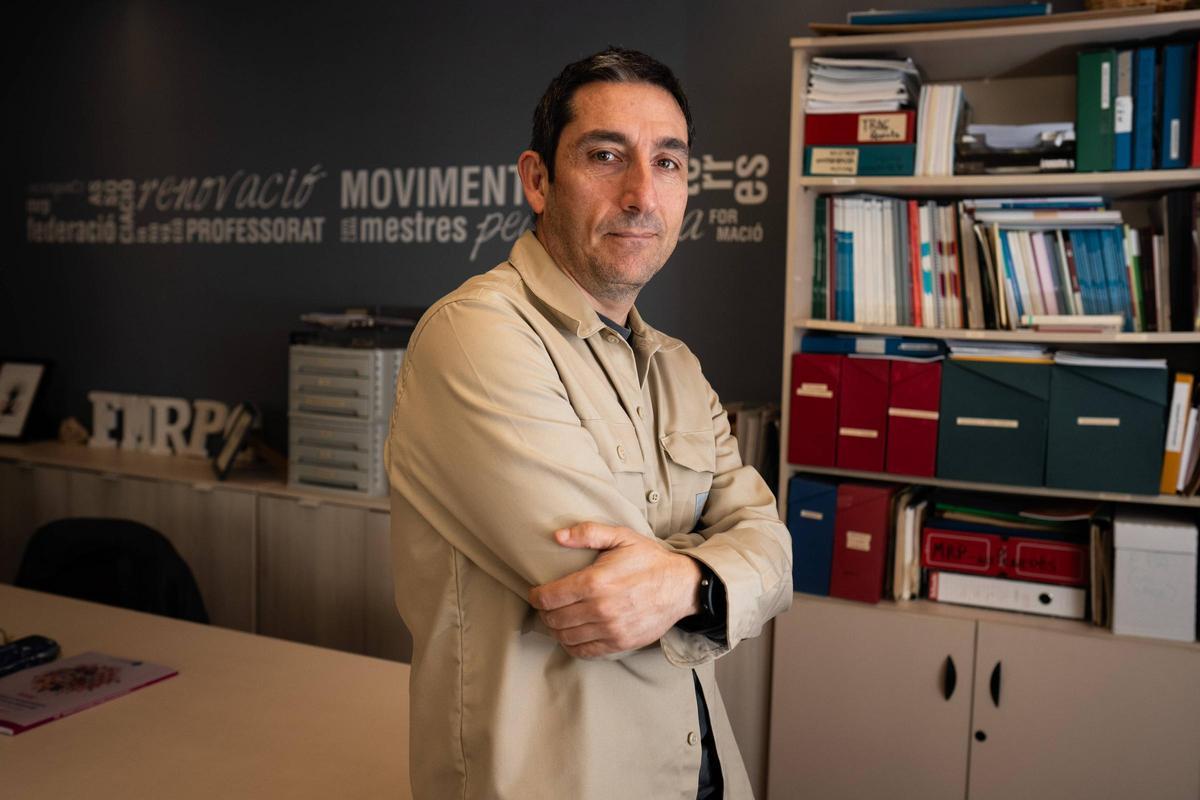 Jordi Puche en el local de la Federació de Moviments de Renovació Pedagògica de Catalunya (FMRPC).