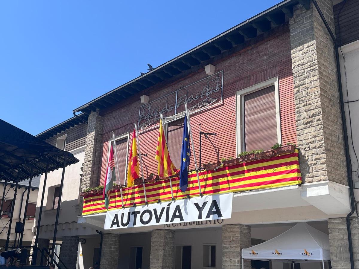 Pancarta con el lema "Autovía Ya" en el balcón del Ayuntamiento de Sabiñánigo.