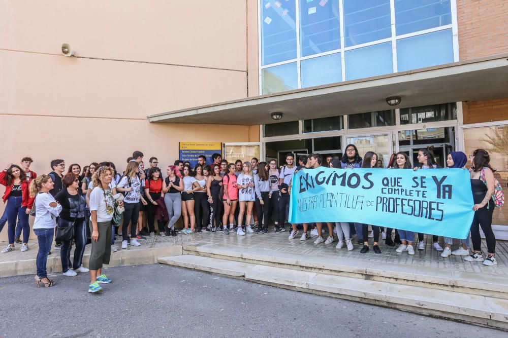 Protesta de profesores, padres y alumnos del IES Les Dunes para pedir un profesor, en una plaza que está vacante desde que comenzó el curso