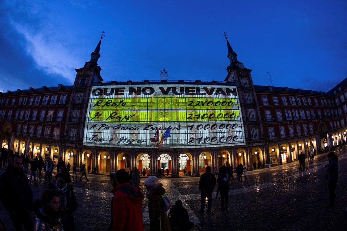 GRAF7105. Madrid, 06/04/2019.- La fachada de la Casa de la Panadería de la Plaza Mayor de Madrid se ha iluminado esta noche con imágenes de gran formato de los conocidos como papeles de Bárcenas, donde aparecen los nombres de M. Rajoy o R. Rato, y otra con Pedro Sánchez y Albert Rivera y la leyenda pero tampoco te conformes. EFE / Rodrigo Jiménez.