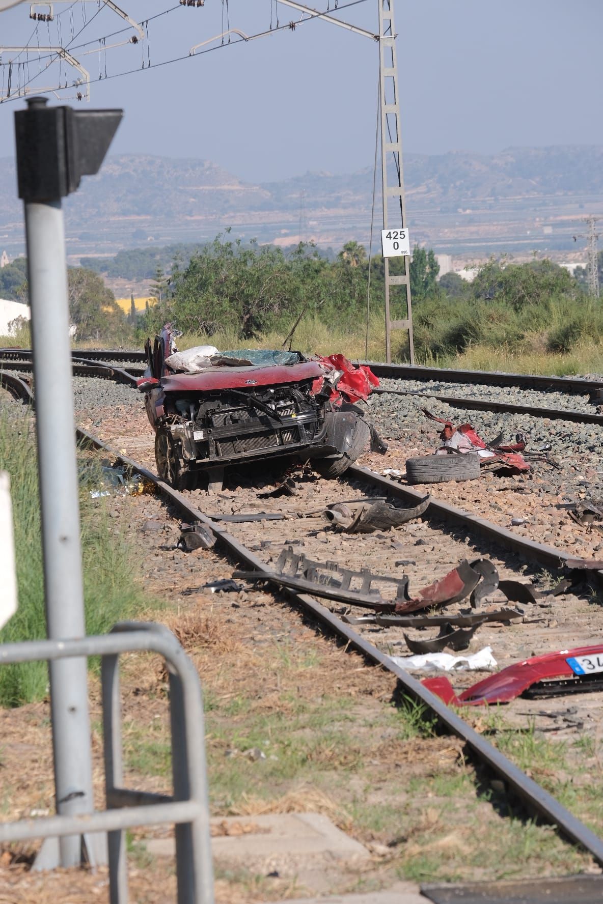 Accidente mortal en Novelda: un tren arrolla a cuatro personas que viajaban en un coche