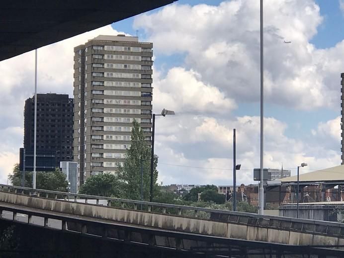 La zona cercana al edificio incendiado en Londres, este jueves