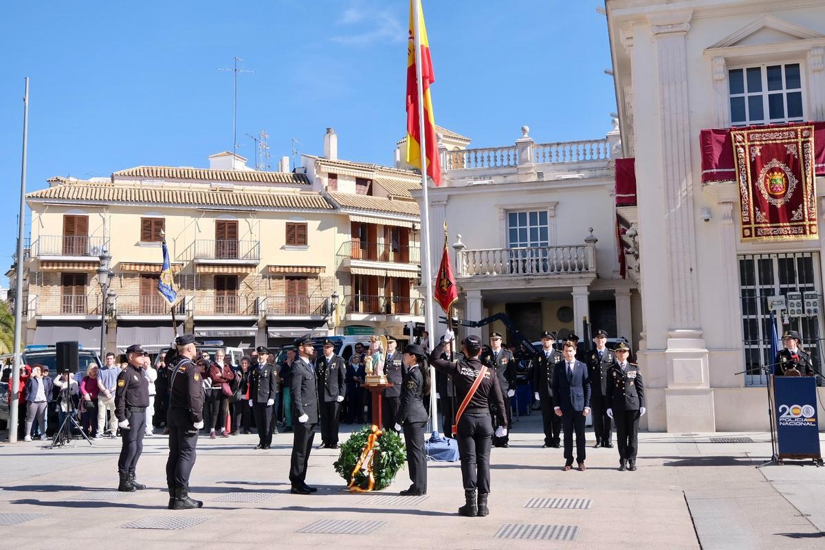 Acto celebrado este lunes en la Plaza de España de Cabra por el aniversario de la Policía Nacional.